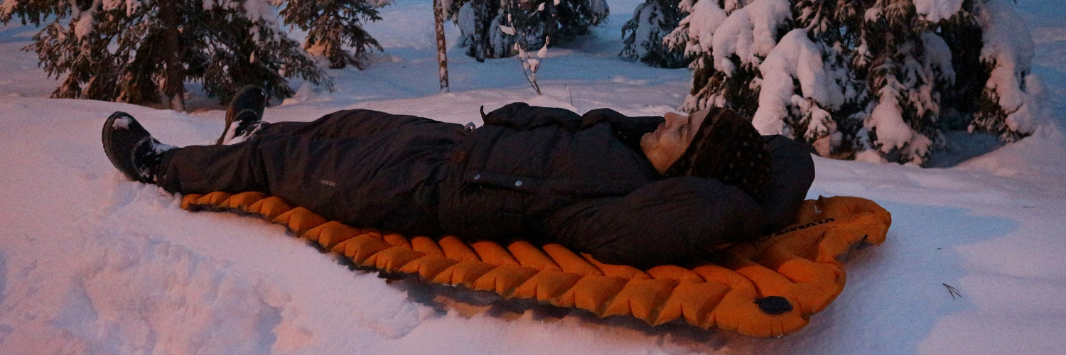 Uppblåsbart liggunderlag på snö